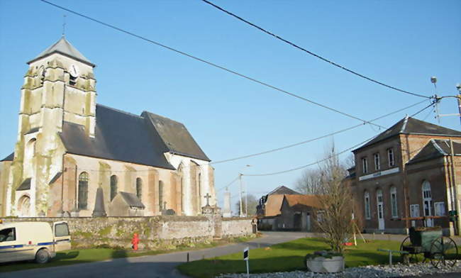 La place avec la mairie et l'église de l'Assomption-de-la-Sainte-Vierge - Villers-sur-Authie (80120) - Somme