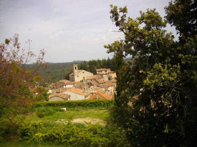 Ampus - Une vue du village dans le site - Ampus (83111) - Var