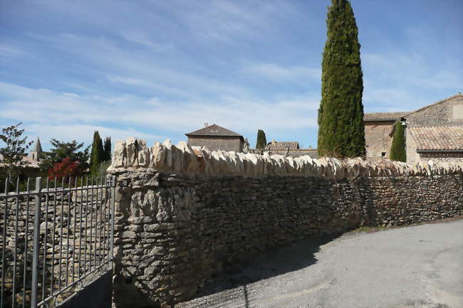 Enclos en pierre sèche sommé de lauzes à pointe retournée - Cabrières-d'Avignon (84220) - Vaucluse