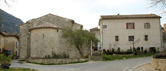 Arrière de l'église et la cabine téléphonique - Castellet (84400) - Vaucluse