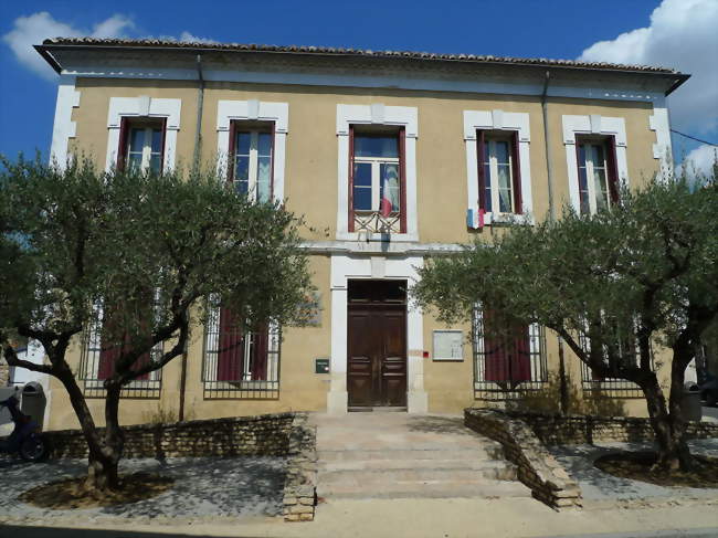 La mairie de Piolenc avec son aménagement pittoresque - Piolenc (84420) - Vaucluse