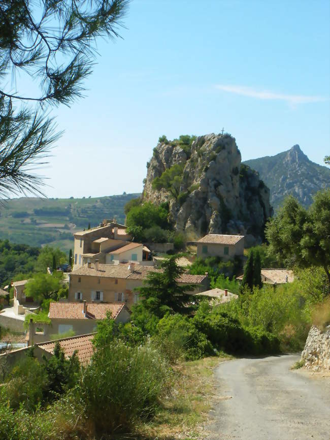 Le village au pied de la roque d'Alric - La Roque-Alric (84190) - Vaucluse