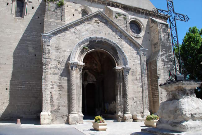 Le porche méridional de l'église Notre-Dame du Lac - Le Thor (84250) - Vaucluse