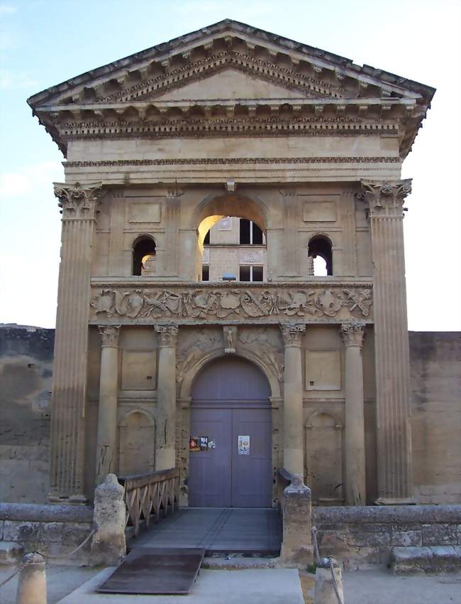Portail du château de la Tour-d'Aigues - La Tour-d'Aigues (84240) - Vaucluse