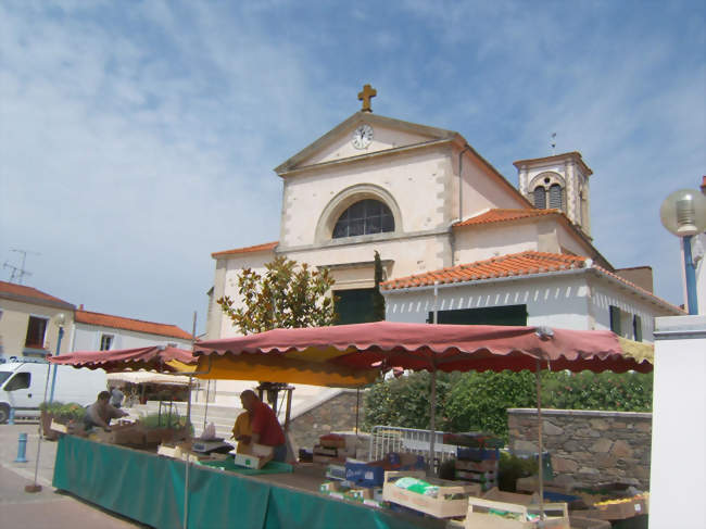 L'église de Bretignolles et la place centrale où a lieu le marché - Bretignolles-sur-Mer (85470) - Vendée