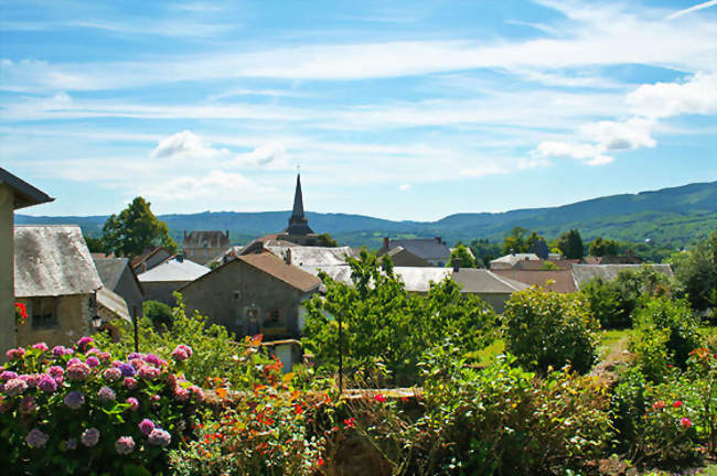 Vue sur le village, le bois des Échelles et les monts d'Ambazac - Bersac-sur-Rivalier (87370) - Haute-Vienne