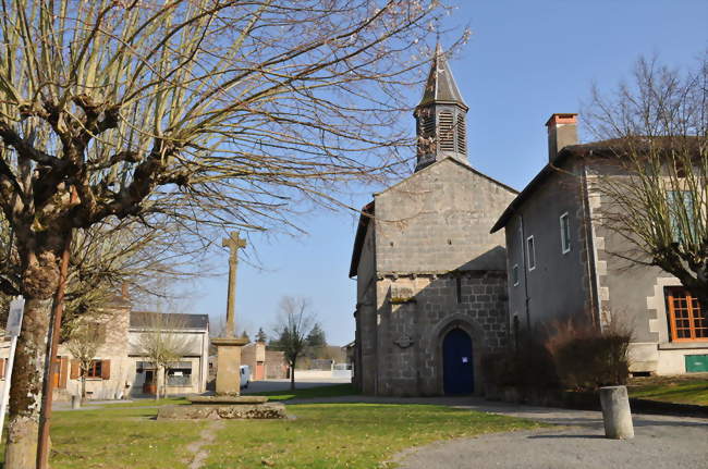 L'église et la croix de Morterolles-sur-Semme - Bessines-sur-Gartempe (87250) - Haute-Vienne