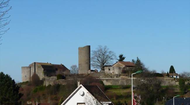 Le château de Châlus-Chabrol dominant la ville - Châlus (87230) - Haute-Vienne