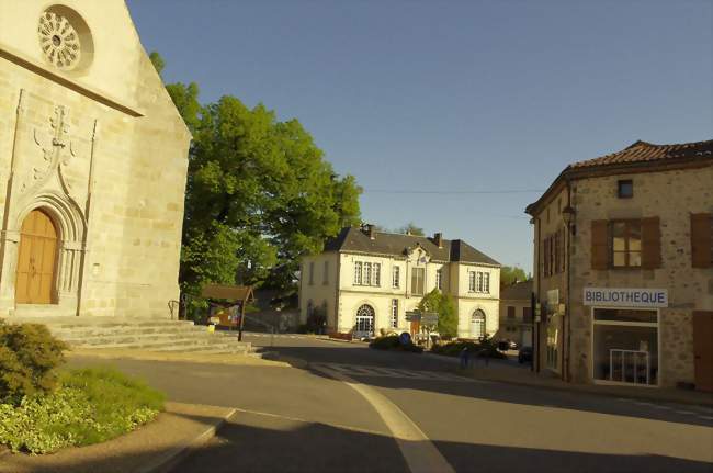 La mairie et l'église - Saint-Mathieu (87440) - Haute-Vienne