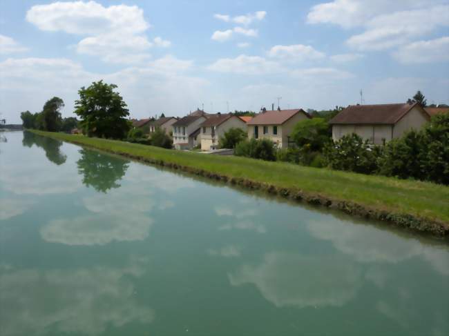 Canal à Migennes - Crédits: Roufonik/Panoramio/CC by SA