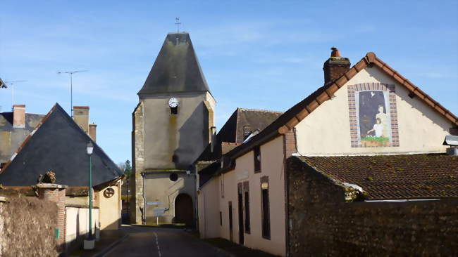 Venant de Tannerre, la rue CarreauÉglise Saint-Martin et mural en trompe-l'il - Tannerre-en-Puisaye (89350) - Yonne
