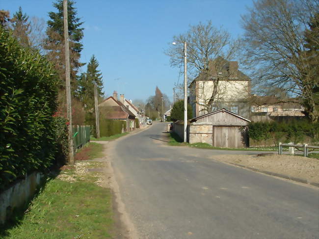 La rue principale de Vernoy, vue de la Place de la Source - Vernoy (89150) - Yonne