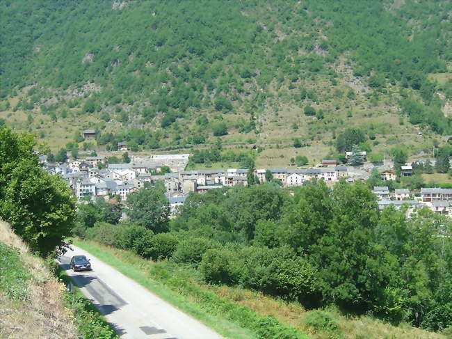 Vue générale de Rouze depuis la route entre Rouze et Mijanès - Rouze (09460) - Ariège