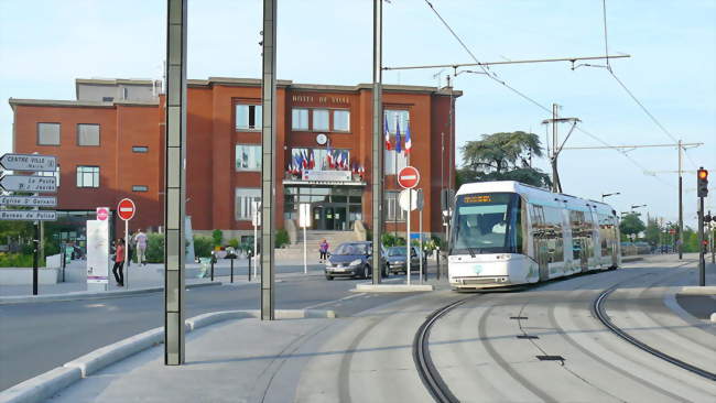 La mairie de Pierrefitte en 2013, avec le tramway, qui dessert la ville depuis l'été 2013 - Pierrefitte-sur-Seine (93380) - Seine-Saint-Denis