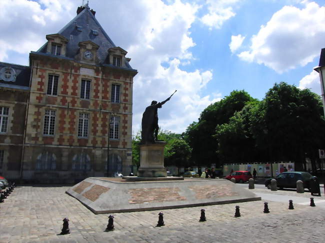 Au premier plan, la place Arthur Dussault et la statue d'Henri IV et au deuxième plan, l'hôtel de ville de Charenton-le-Pont - Charenton-le-Pont (94220) - Val-de-Marne