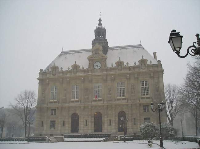 La mairie d'Ivry-sur-Seine, sous la neige, en février 2005 - Ivry-sur-Seine (94200) - Val-de-Marne