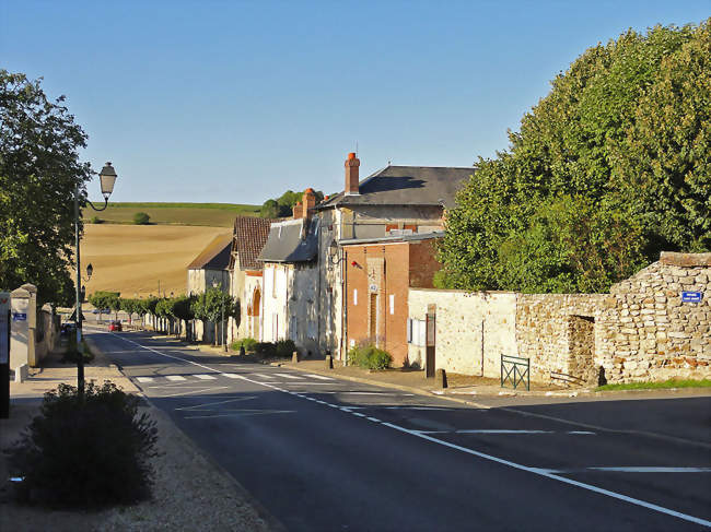 La rue principale du village et, au centre, la mairie - Charmont (95420) - Val-d'Oise