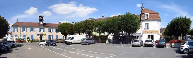 La place du Pays de France, au centre du village, avec au fond l'ancienne mairie, actuel bâtiment de la Poste - Roissy-en-France (95700) - Val-d'Oise