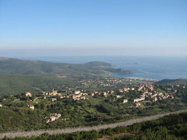 Vue de Tomino dominant le port de Macinaggio - Tomino (20248) - Haute-Corse