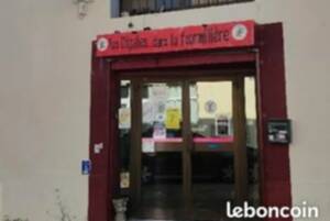 Les cigales dans la fourmilière est en vente