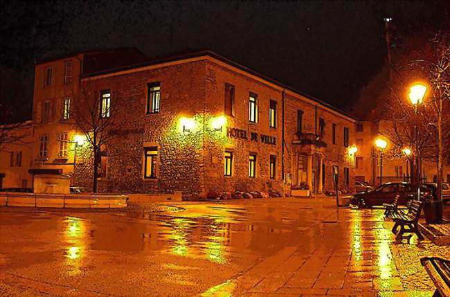La mairie d'Ambérieu-en-Bugey, de nuit - Ambérieu-en-Bugey (01500) - Ain