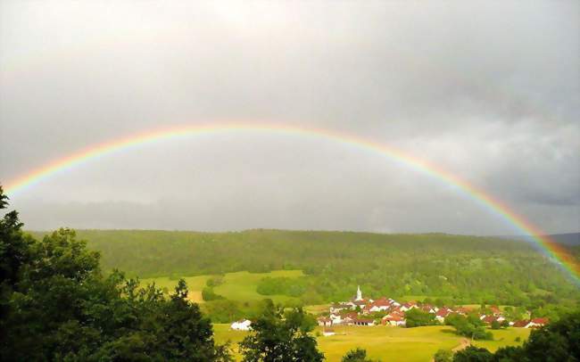 Vue du village, sous un arc-en-ciel - Charix (01130) - Ain