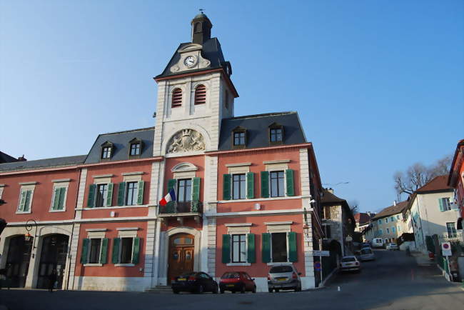 L'hôtel de ville de Gex est situé à côté de la place des Trois-Ormeaux et de la sous-préfecture - Gex (01170) - Ain