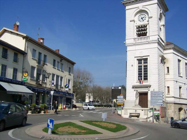 Centre-ville et ancien hôtel de ville (à droite) - Meximieux (01800) - Ain