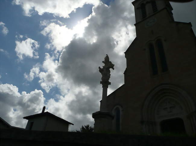 Calvaire et église de Mogneneins en silhouette - Mogneneins (01140) - Ain