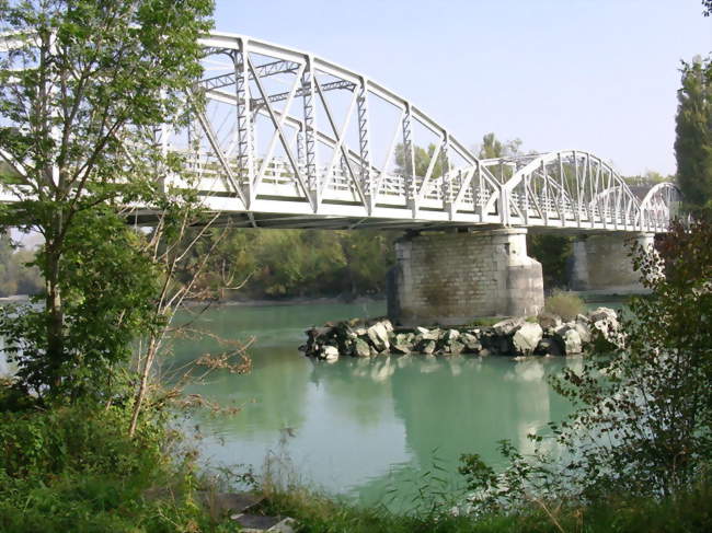 Le pont de Chancy (transfrontalier) entre Pougny et Chancy (Suisse) - Pougny (01550) - Ain