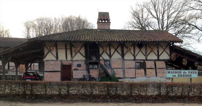La Ferme des Mangettes et sa cheminée sarrasine de la maison des pays de Bresse à Saint-Étienne-du-Bois - Saint-Étienne-du-Bois (01370) - Ain