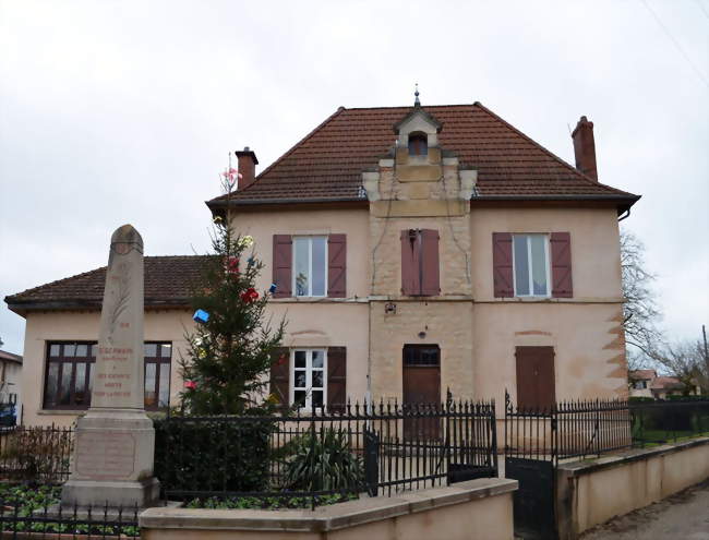 La mairie et le monument aux morts de Saint-Germain-sur-Renon - Saint-Germain-sur-Renon (01240) - Ain