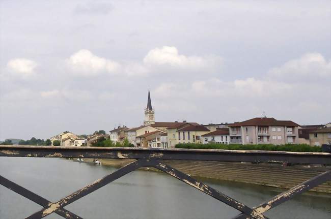 Saint-Laurent-sur-Saône depuis le pont de Saint-Laurent (classé monument historique) - Saint-Laurent-sur-Saône (01750) - Ain