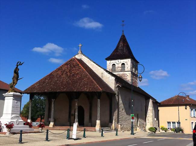 L'église Saint-Antoine de Saint-Nizier-le-Bouchoux À gauche le monument aux morts - Saint-Nizier-le-Bouchoux (01560) - Ain