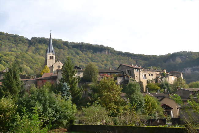 Le village vu depuis l'ancienne voie ferrée - Saint-Sorlin-en-Bugey (01150) - Ain