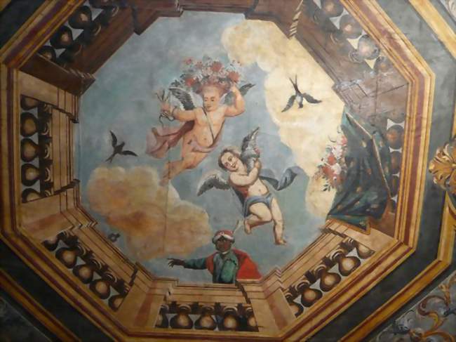Plafond de l'apothicairerie de l'Hôtel-Dieu de Thoissey, peint par Lugnot Le décor octogonal central est une balustrade en trompe l'il avec deux angelots et un maure - Thoissey (01140) - Ain
