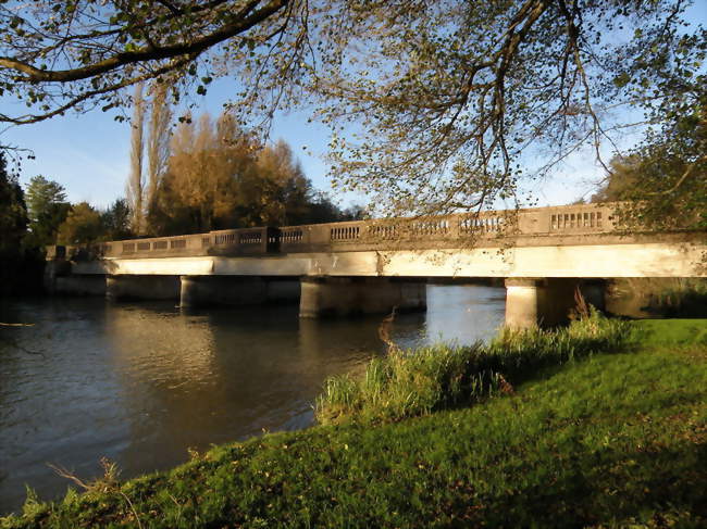 Le pont ferroviaire sur la Seine - Fouchères (10260) - Aube