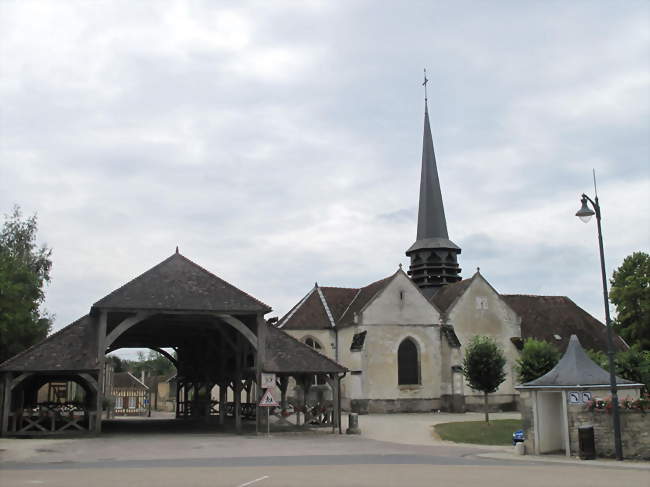 La halle et l'église - Lesmont (10500) - Aube