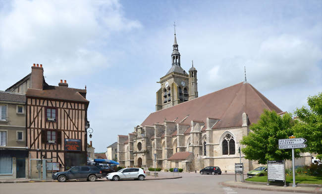 Vue de la place principale - Villenauxe-la-Grande (10370) - Aube