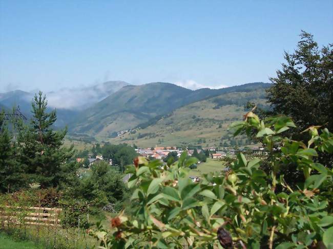Les sommets et une partie du village dans la vallée - Camurac (11340) - Aude