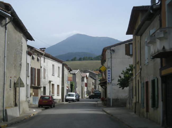 Une rue dEspezel - Espezel (11340) - Aude