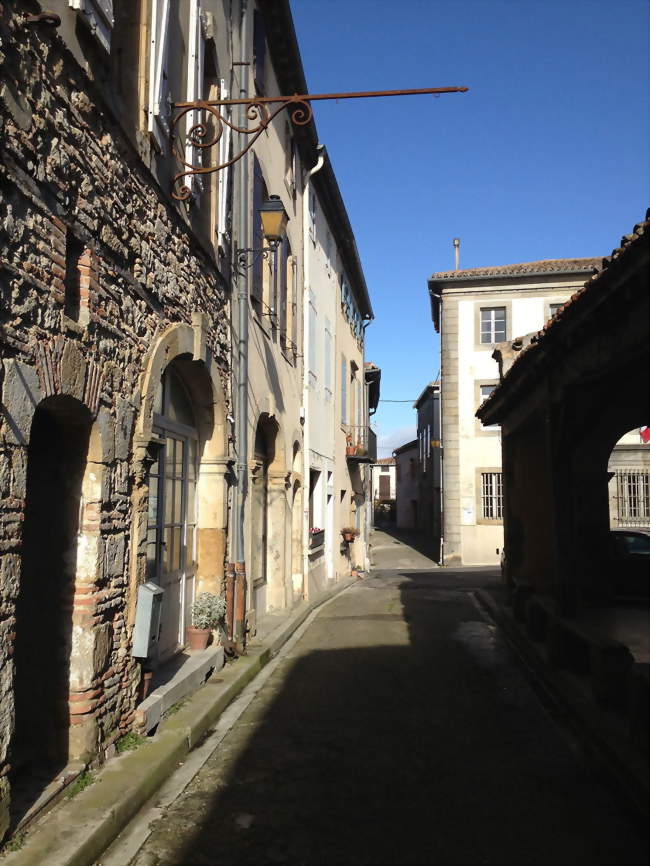 Rue à côté de le Charpente des Halles - Fanjeaux (11270) - Aude