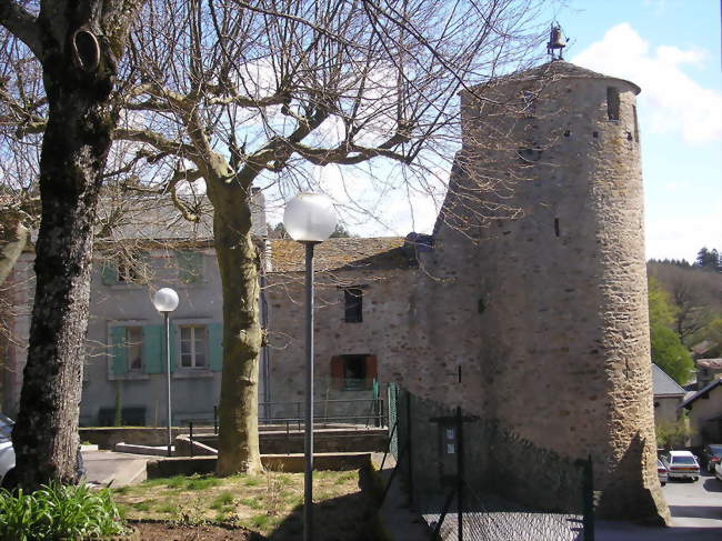 La tour de l'horloge faisant partie de l'ancien château de Fontiers-Cabardès en avril 2009 - Fontiers-Cabardès (11390) - Aude