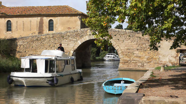 Pont sur le canal du Midi, au hameau du Somail, sur la commune de Ginestas - Ginestas (11120) - Aude