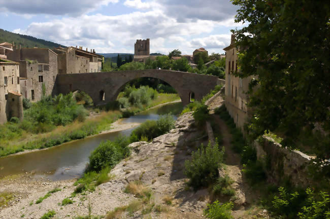 Vue du village avec le vieux pont - Lagrasse (11220) - Aude
