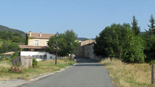 Vue de la rue principale de Lairière - Lairière (11330) - Aude