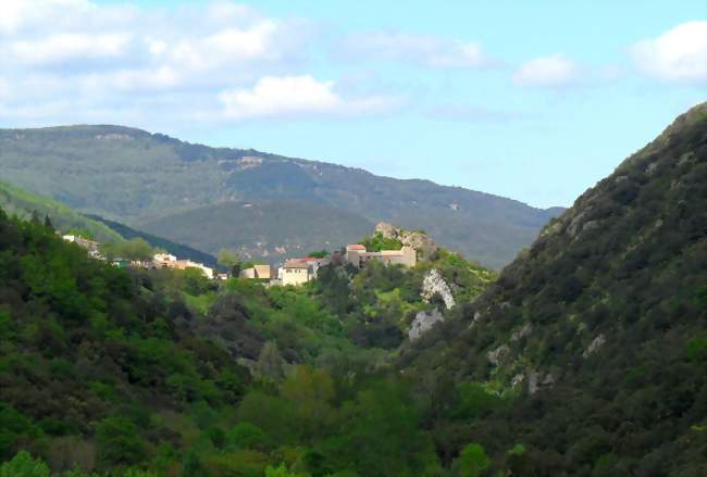 Vue du village dans les gorges de l'Orbieu - Montjoi (11330) - Aude