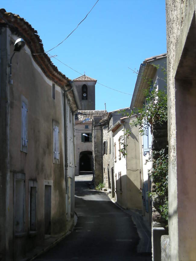 Rue donnant sur le passage couvert et l'église - Mouthoumet (11330) - Aude