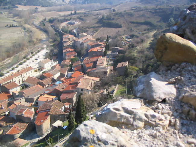 Le village de Padern vu depuis son château - Padern (11350) - Aude