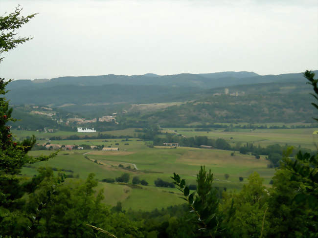 Entourés de verdure - le village, le lac et le château - Puivert (11230) - Aude